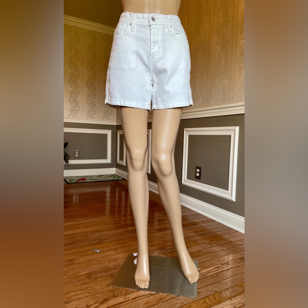 Worn once!🤩Levis!😎white denim shorts! size–6/w-28